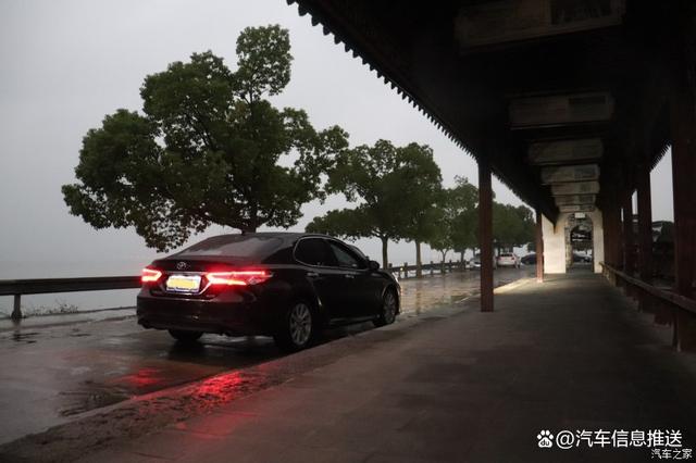 风雨相伴，喜提爱车丰田凯美瑞，今天说出它真实的优劣势！-