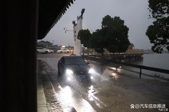 风雨相伴，喜提爱车丰田凯美瑞，今天说出它真实的优劣势！-