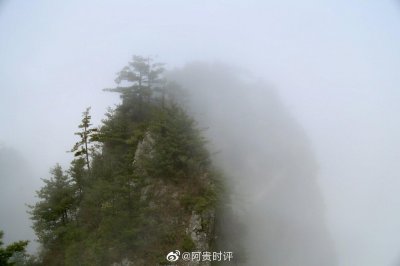 ​烟波缥缈隐险峰  只缘云雾漫山中