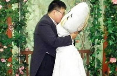 ​世界十大怪异婚姻 枕头婚榜上有名 位列第一