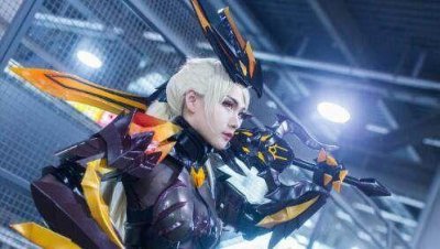 ​王者荣耀：花木兰水晶猎龙者cosplay，网友：这个小姐姐有点帅