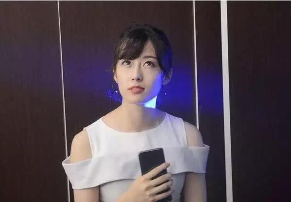 LOL：美女主持薇薇放弃LPL主持，签约RNG，只因喜欢一个人