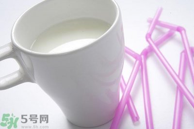 ​羊奶和牛奶哪个营养高?牛奶与羊奶哪个营养更好？