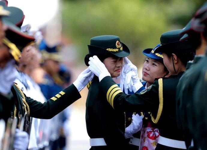 女兵入伍前后, 都有什么样的改变? 看完国人忍不住自豪