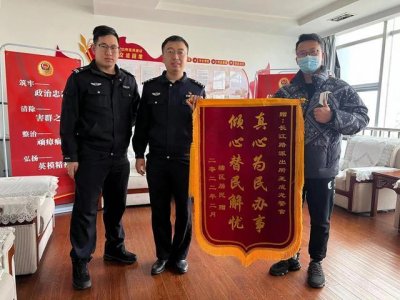 ​青岛一小伙乘的士落下手机，司机否认捡到，民警帮找回