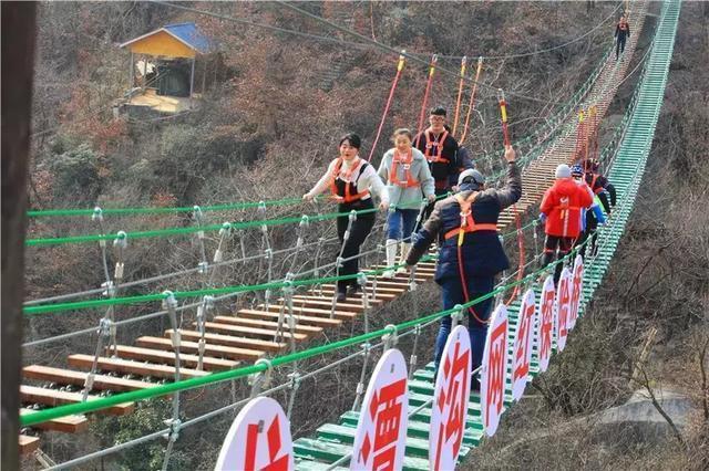 西峡龙潭沟景区：网红探险桥吸引众多游客 成为年轻人的打卡圣地