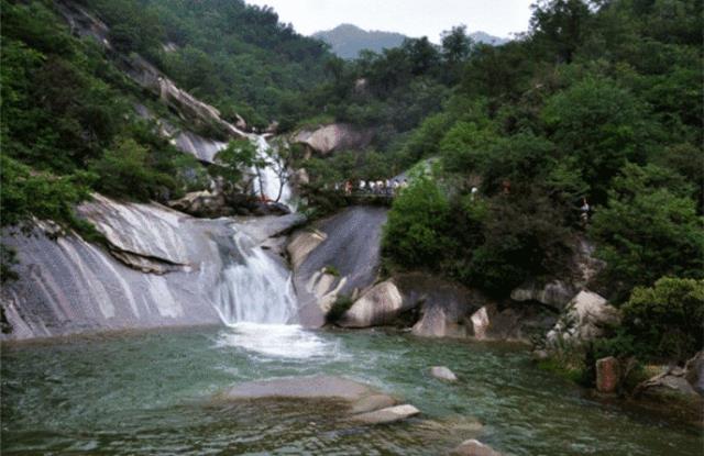 西峡龙潭沟景区：网红探险桥吸引众多游客 成为年轻人的打卡圣地