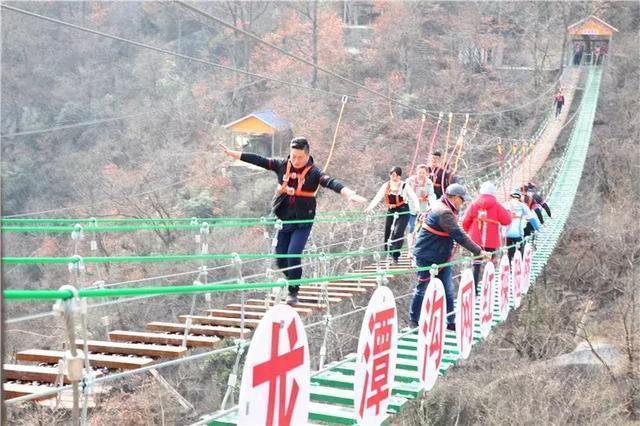 西峡龙潭沟景区：网红探险桥吸引众多游客 成为年轻人的打卡圣地