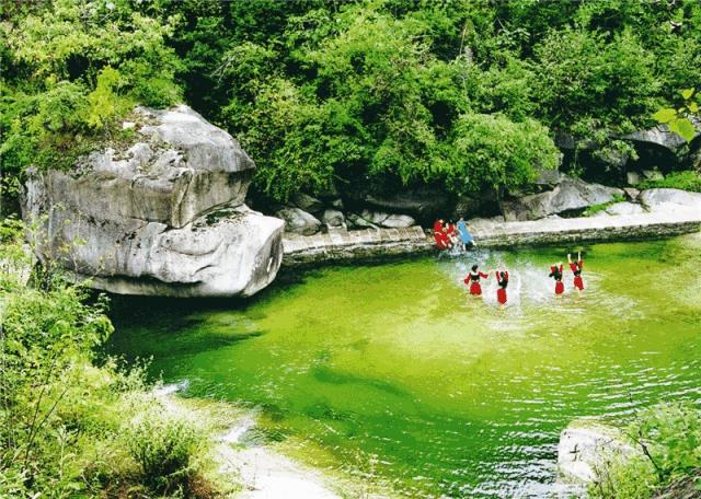 西峡龙潭沟景区：网红探险桥吸引众多游客 成为年轻人的打卡圣地