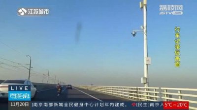 ​摩托车骑手追尾小汽车坠湖：抢救无效身亡