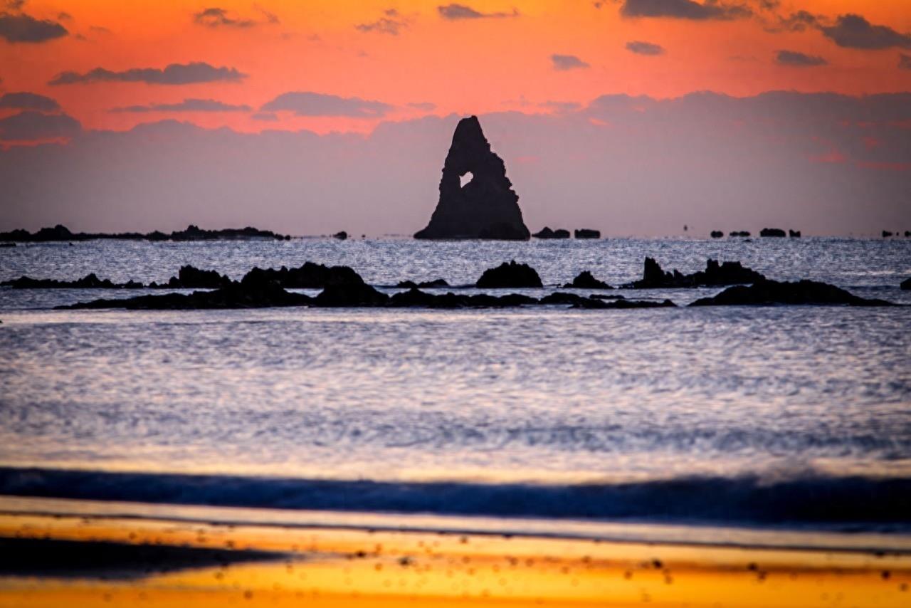 石老人海滨浴场位青岛市区东部，是青岛最大的海水浴场之一