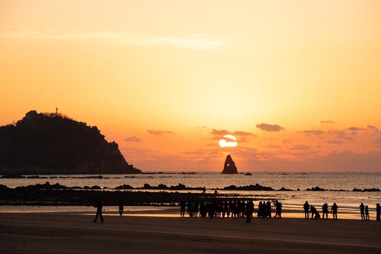 石老人海滨浴场位青岛市区东部，是青岛最大的海水浴场之一