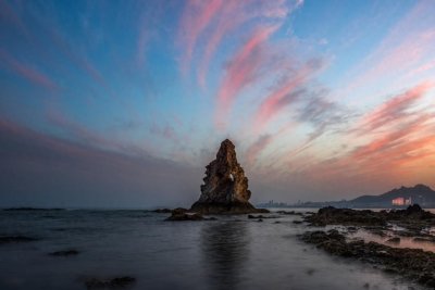 ​石老人海滨浴场位青岛市区东部，是青岛最大的海水浴场之一